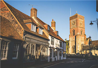 英国小镇魅力：隐藏的小巷和特色瓷砖建筑